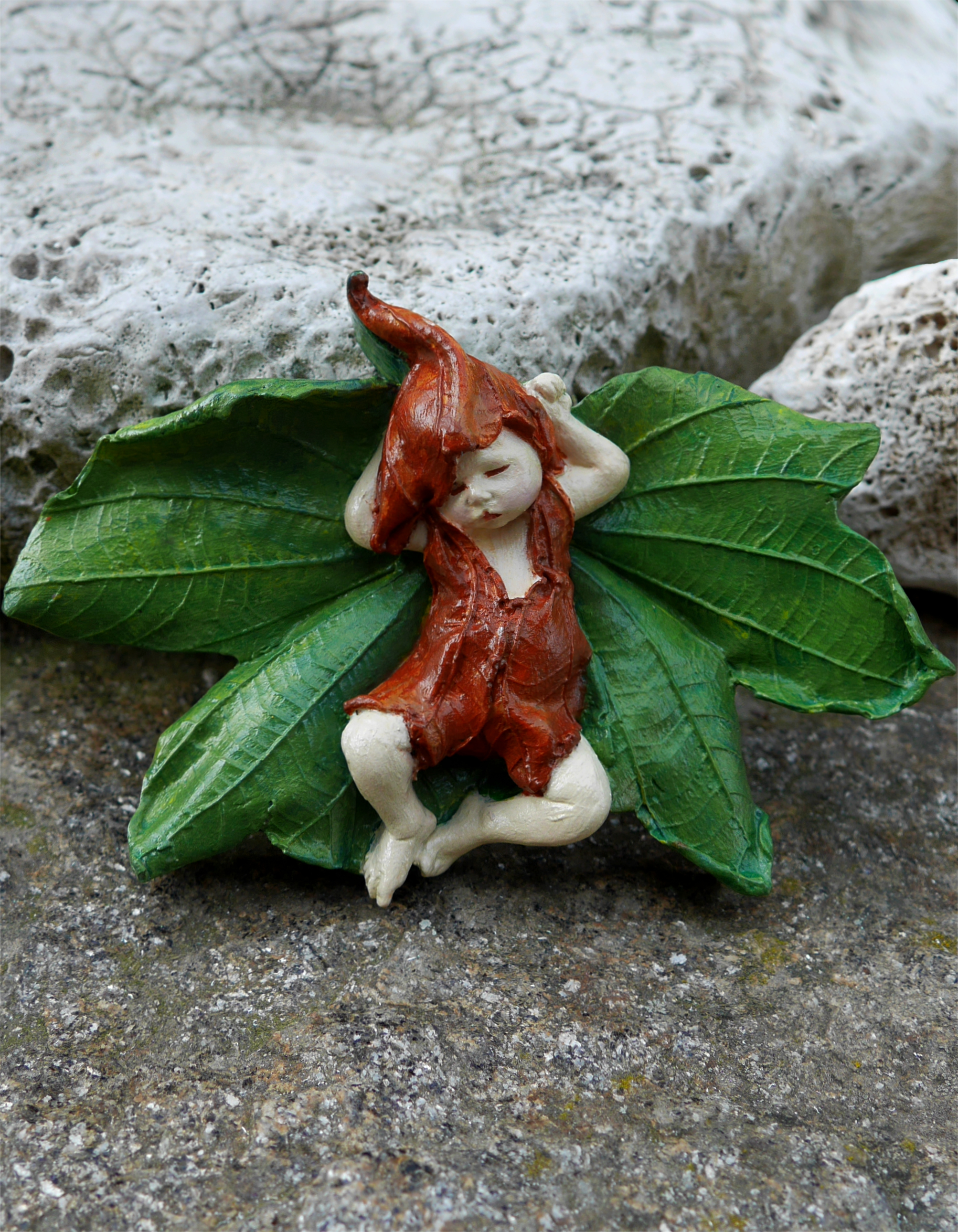 Hnědý skřítek na listu