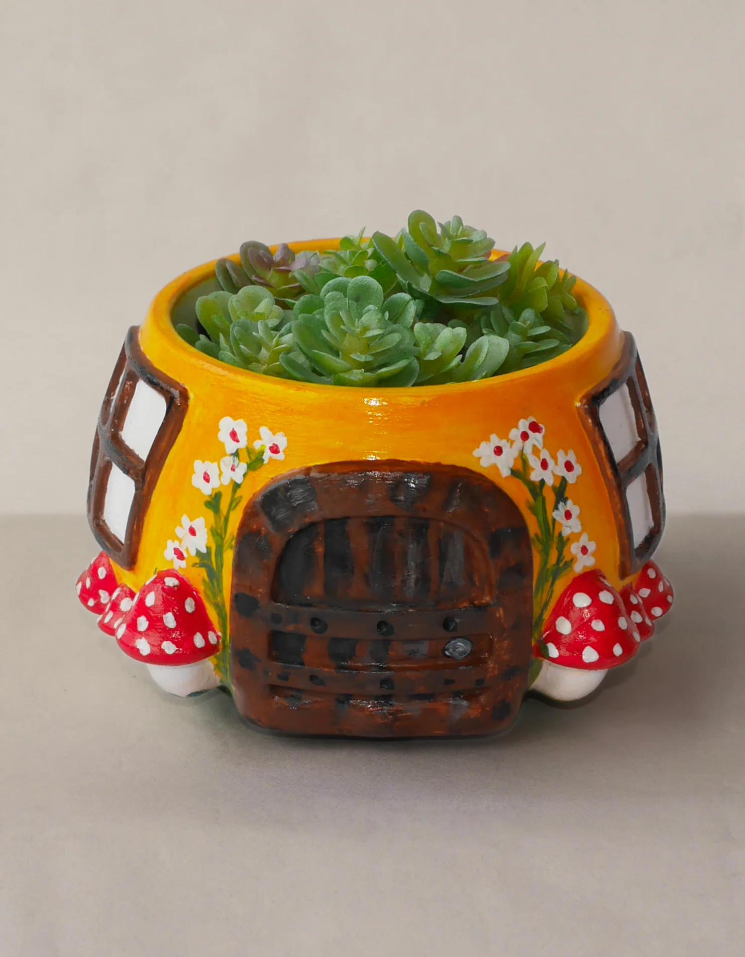 Žlutý květináč na sukulenty