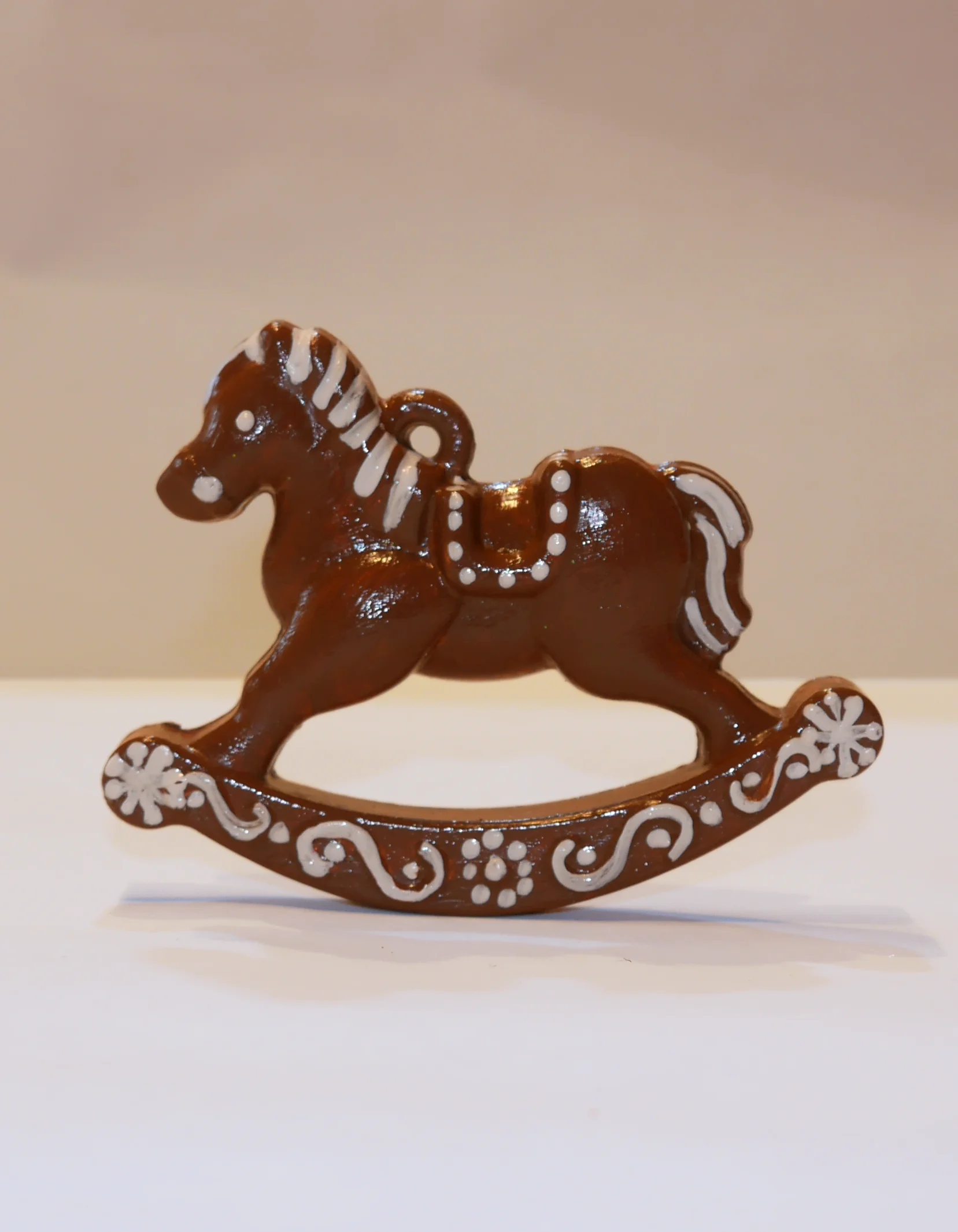 Hnědý závěsný koník