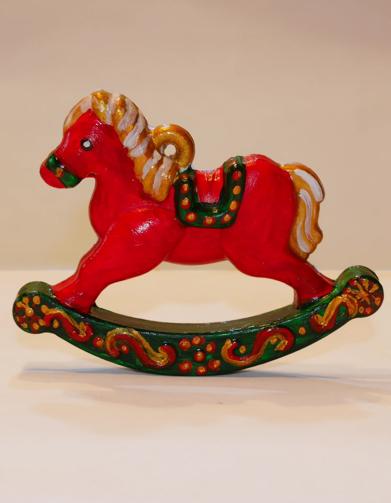 Červený závěsný koník