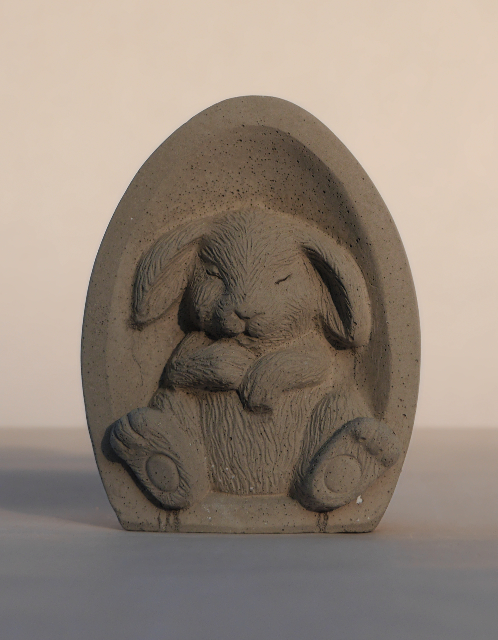 Betonový zajíček v půlvajíčku